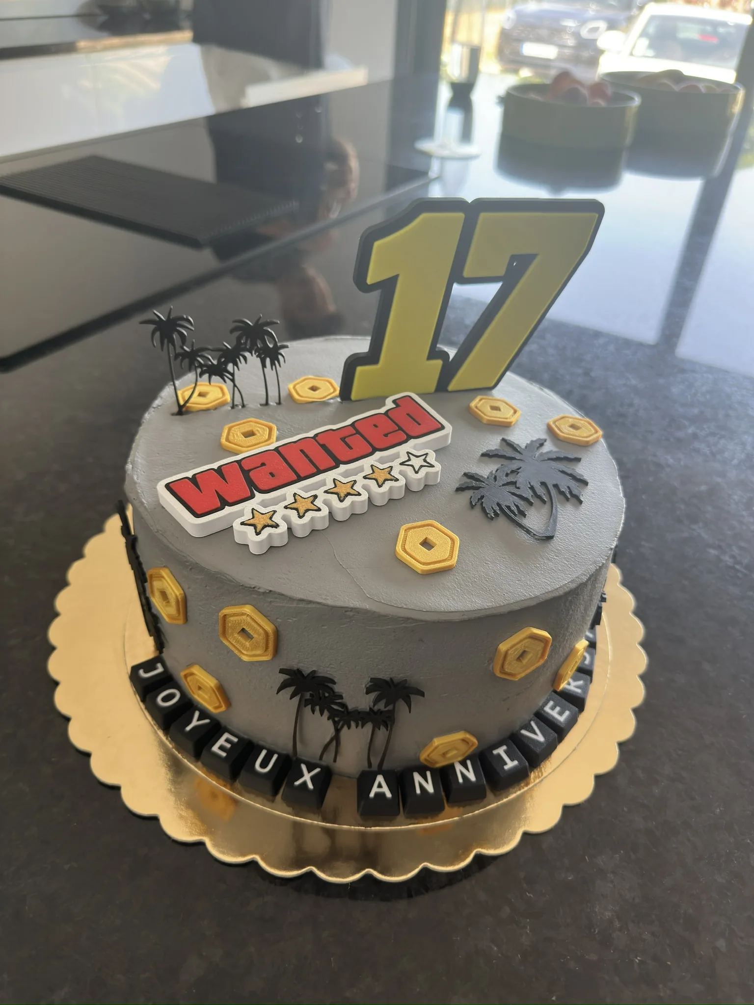 Cake topper personnalisé pour un anniversaire de 17 ans, lettres GTA en relief, posé sur un gâteau aux fraises