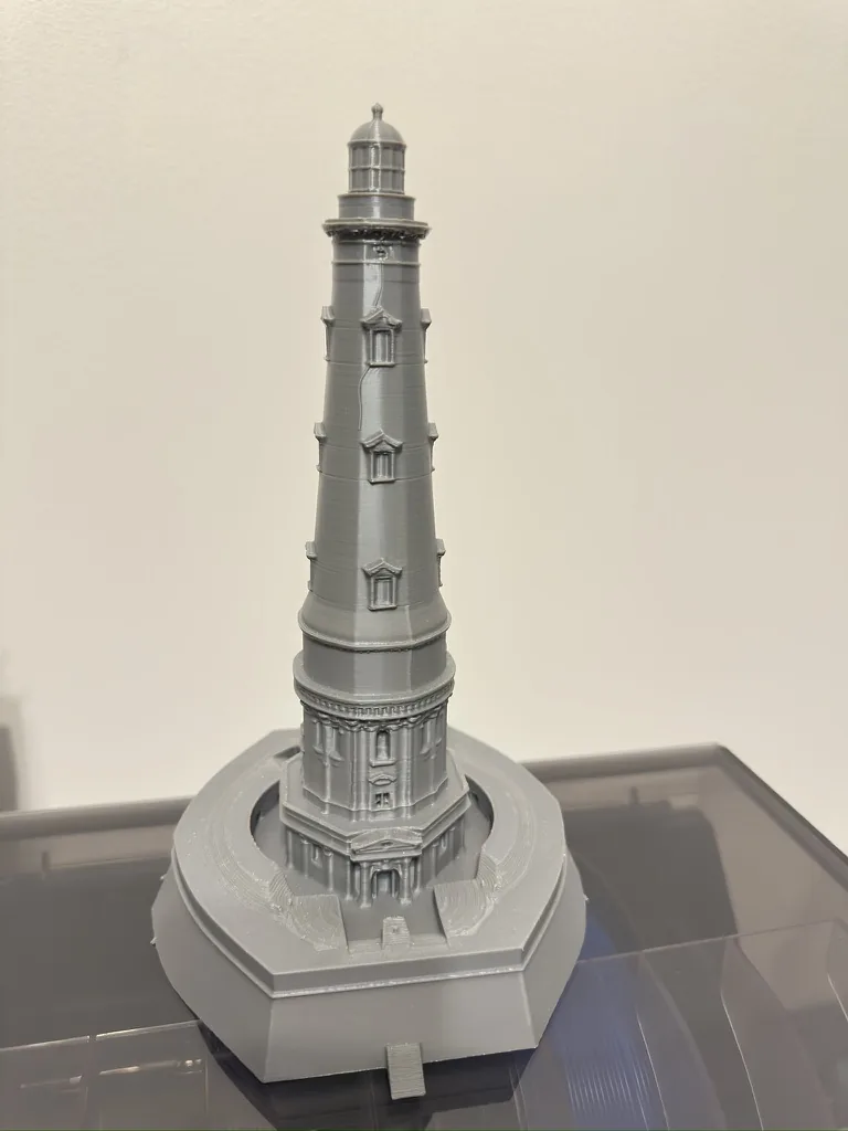 Réplique miniature détaillée du phare de Cordouan imprimée en 3D, finition blanche et beige avec ses balcons, sa lanterne et sa base de granite
