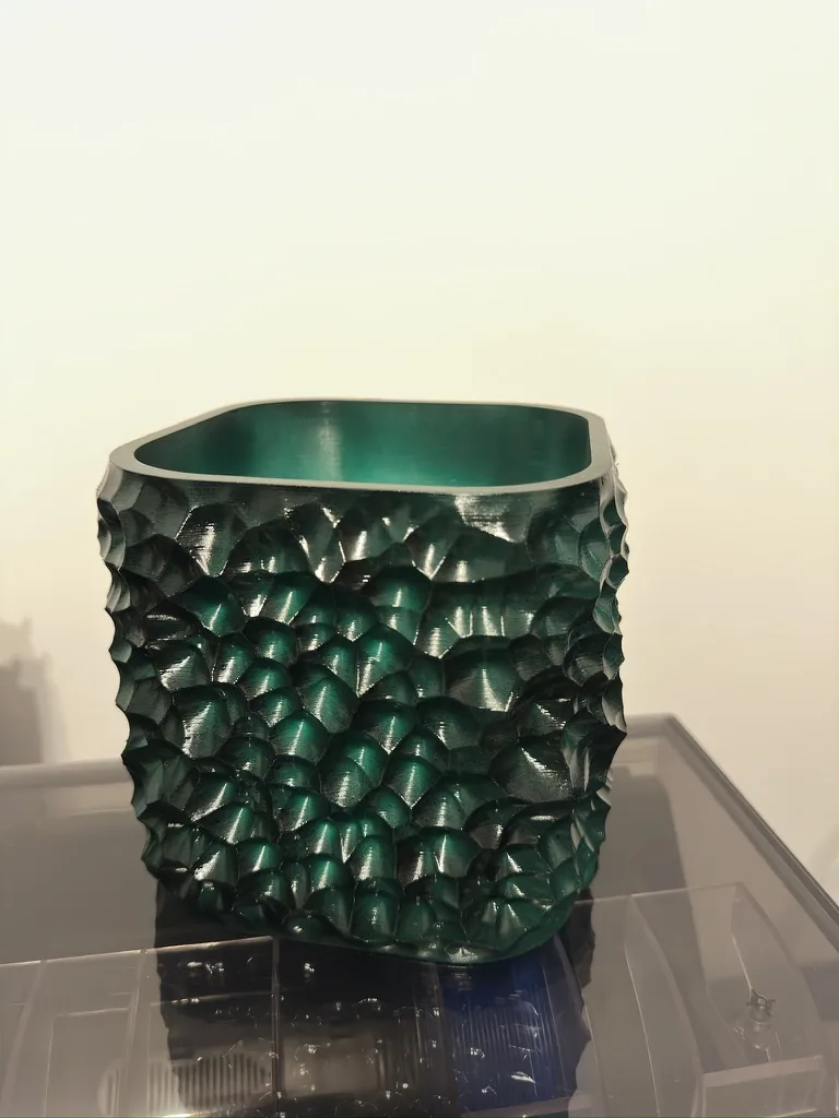 Vase imprimé en 3D vert sapin avec texture d'écailles de poisson en relief, finition mate